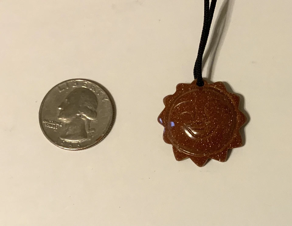 Кулон с солнечным лицом из блестящего золотого камня - Изображение 1 из 1