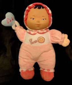 Berenguer LIL HUGS Muñeca Niña Asiática Peluche con Sonajero Vinilo Cara Rosa Bebé J5 - Imagen 1 de 2