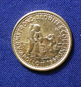 1990 Italy Rare golden medal SHELL History & Pioneers of Flight ARMSTRONG ALDRIN - Picture 1 of 2