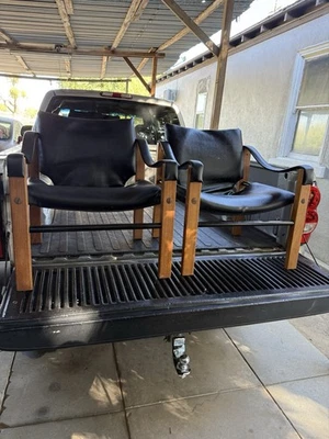 Sillas de safari MCM Chelsea Arkana años 60 Maurice Burke negras imitación cuero y teca Foto 1 de 4