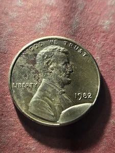 1982 Lincoln Small Date 3.1g CUD Error Penny - Picture 1 of 3