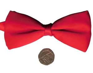 Vintage red satin bow tie to fit collar size 10 to 17 pre-tied vintage CH - Picture 1 of 2