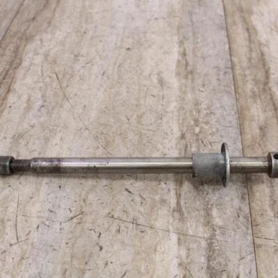 Suzuki GS850 1982 eje delantero con espaciador y tuerca Foto 1 de 4