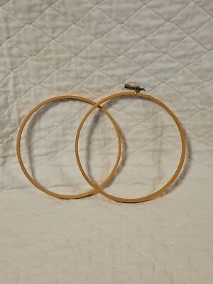 Vintage 7 Inch Round Wooden Embroidery Hoop Screw Tension Unbranded Taiwan - Image 1 of 4