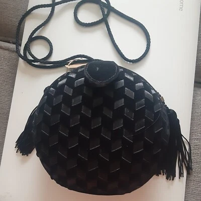 Mini bolso sin asas La Regale de terciopelo negro redondo de noche Foto 1 de 4