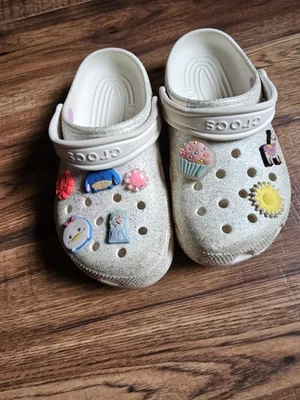 CROCS Clogs Girls J3 Slip On White Glitter Sparkle Logo Strap Sandal CROC CHARMS - Image 1 of 4
