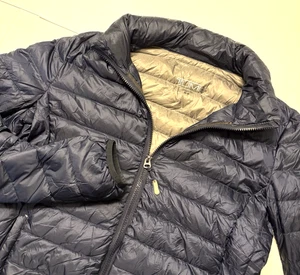 Chaqueta acolchada TUMI para mujer mediana azul marino TUMIPAX empaquetable plumón de ganso ligera usada en excelente estado - Imagen 1 de 9