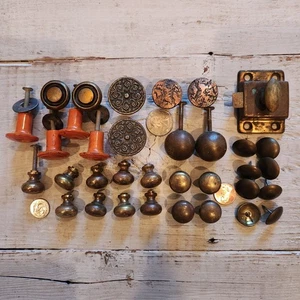 Lote Mixto 34 piezas Herrajes Tiradores, Perillas, Latón, Bronce, Baquelita Antiguo + De Colección - Imagen 1 de 15