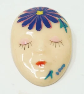 Vintage Flapper Mädchen handbemalt Zelluloid Plexiglas Gesicht Anstecknadel Brosche - Bild 1 von 6