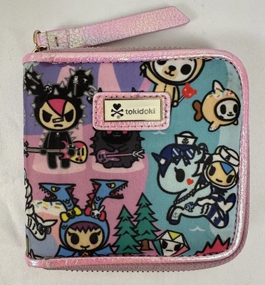 Tokidoki 拉链钱包多色角色印花粉色虹彩内饰 — 第 1/4 张图片