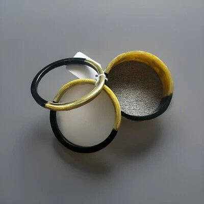 Lote de 3 brazaletes acrílicos coordinadores de colores, 2 remolinos tonificados negros y dorados. Foto 1 de 4