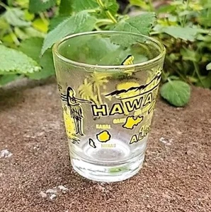 Vaso de chupito vintage años 60 ALOHA HAWAII HULA GIRL amarillo y transparente coleccionable @ - Imagen 1 de 7
