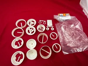 (READ)     TEAM ASSOCIATED 6643 RC10 WHEELS front + rear RIMS TRANSMISSION BRACE - Picture 1 of 2