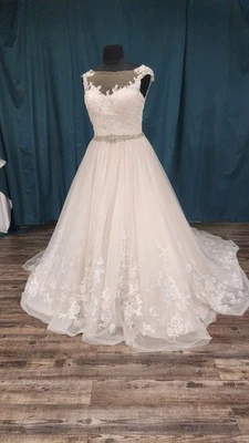 Ivory Lace Ballgown Wedding Dress Size 14 - Image 1 of 4