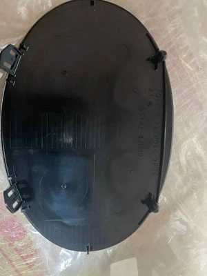 OEM 53141-47031/47030 Radiator Grille Garnish / Emblem 2015–2022 Toyota Foto 1 de 3