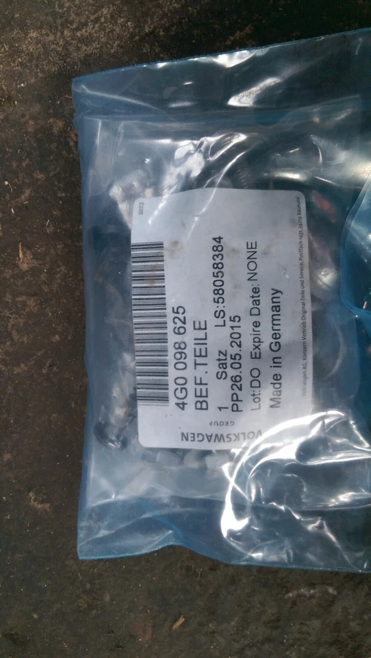 Original Audi A6 4G Befestigungsteile für einen Kotflügel vorne 4G0098625 - Bild 1 von 1