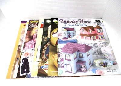 Vintage Plastic Canvas Pattern Booklets Mop Dolls Totes Tissue Boxes X 7 Foto 1 de 4