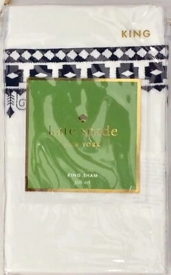 NOVO TRAVESSEIRO KATE SPADE NY ARTE POPULAR KING FALSO ACABAMENTO BORDADO BRANCO/AZUL MARINHO - Imagem 1 de 4