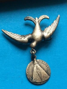 Broche Ancienne Argentée Hirondelle Médaille Notre Dame d'Agremont Christianisme - Bild 1 von 3