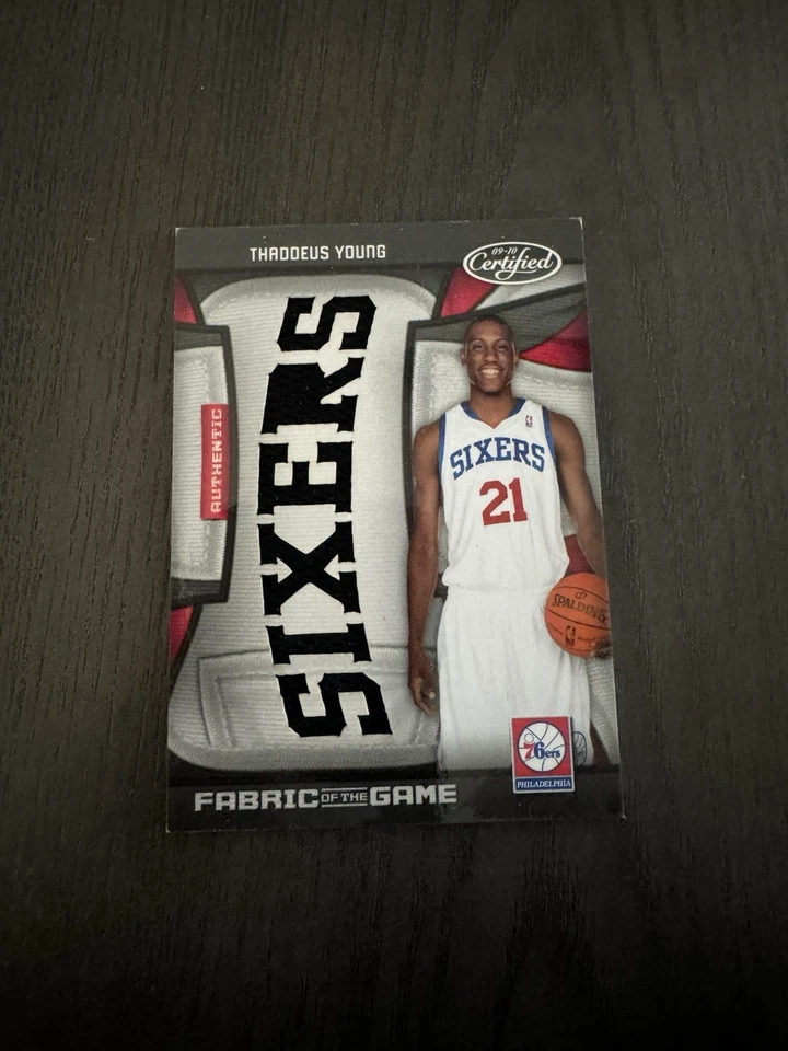 Fabric of the Game Team 2009 certificado Panini troquelado Prime/25 Thaddeus Young Foto 1 de 3