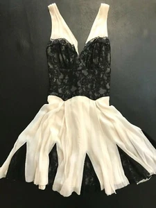 NUEVO CON ETIQUETAS Bebe Vestido de Seda Beige Marfil Negro Doble Cuello en V Llamaradas Con cordones Top Vestido XS - Imagen 1 de 6
