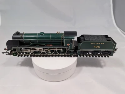 Hornby OO Gauge Southern 795 Sir Dinadan - Image 1 of 4