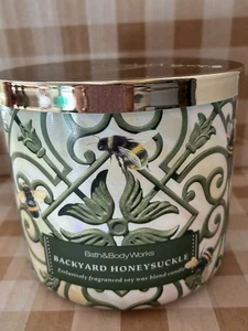 BATH AND BODY WORKS Hinterhof Geißblatt 3 Docht Kerze mit Deckel - Bild 1 von 2