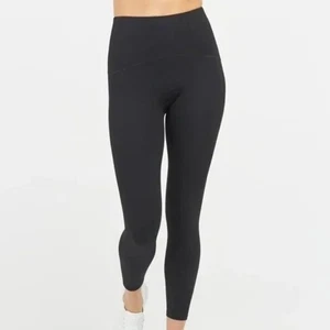 Spanx Damen Booty Boost Active Capri Leggings in Schwarz - Bild 1 von 7