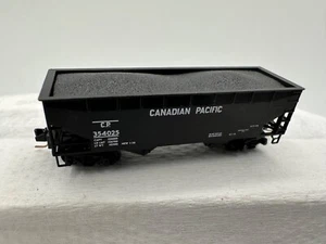 Canadian Pacific, 33' Twin Bay Hopper, Offset Sides w/load, Rd# CP 354025 - Picture 1 of 2