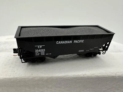 Canadian Pacific, 33' Twin Bay Hopper, Offset Sides w/load, Rd# CP 354025 - Image 1 of 2