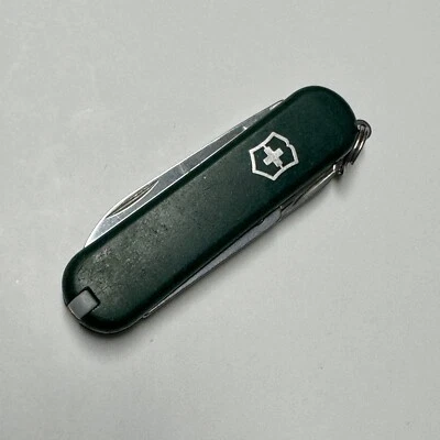 Swiss Army Knife Victorinox 58mm Classic SD Pocket Knife Green FREE SHIPPING - Image 1 of 4