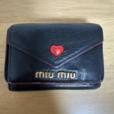 Cartera compacta de cuero MIU MIU Love Letter negra roja usada seguimiento de Japón Foto 1 de 4