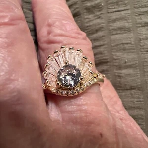 Such A Unique Shell Shape Design To This Beautiful Ring In A Size 7 - Picture 1 of 9