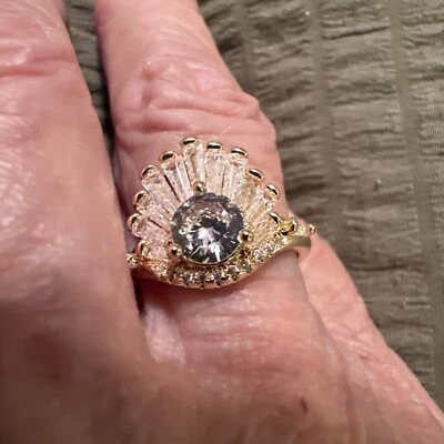 Un diseño tan único en forma de carcasa para este hermoso anillo en una talla 7 Foto 1 de 4