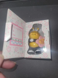 Vintage Neu im Karton 1989 Avon Biene Mine Blume Valentinstag Nachricht Figur Figur - Bild 1 von 3