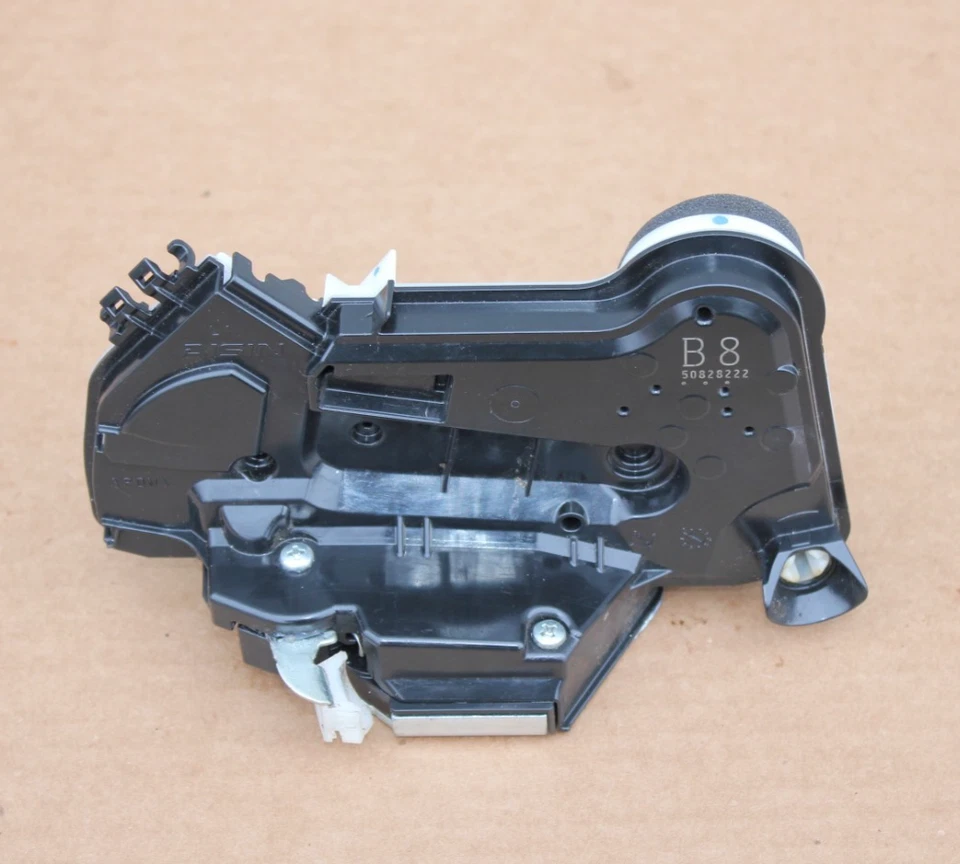 Actuador de cierre de puerta delantero izquierdo Toyota Prius V Mirai 2015-2015 69040-53130 Foto 1 de 4