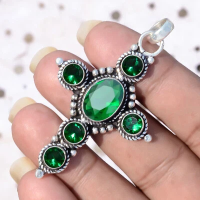 Colgante de piedras preciosas de corte diopsido cromado de plata de ley 925 hecho a mano cruz de hombre Foto 1 de 4