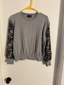 Women NWOT "Monrow" light/dark gray long sleeve pullover sweater. Size Med - Picture 1 of 2