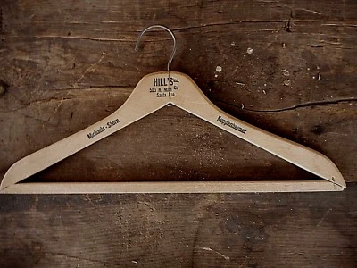 Wood Clothes Hanger Hills Inc 505 Main St Santa Ana, CA Kuppenheimer 加利福尼亚州 — 第 1/4 张图片