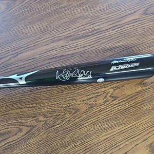 Ichiro Signed Baseball Bat - Picture 1 of 3