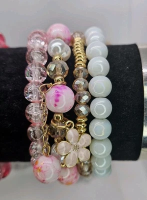 Impresionante conjunto de 4 pulseras con dijes color rosa otoño valor perfecto Foto 1 de 4