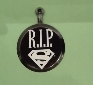 Insignia de metal promocional Death of Superman RIP/1992 - Imagen 1 de 2