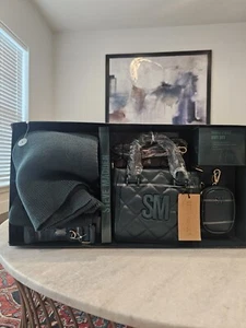 Steve Madden mehrteiliges Geschenkset gesteppte Umhängetasche 2 Träger Beutel & Strickschal Neu mit Etikett - Bild 1 von 6