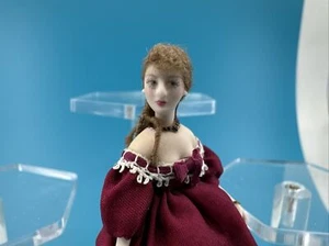 Casa de muñecas miniatura ~ muñeca de porcelana artesanal escala 1/2 con vestido borgoña - Imagen 1 de 10