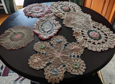 Lote antigo de guardanapos de crochê bordados florais lençóis de mesa rosa tecido - Imagem 1 de 4