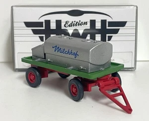 Wiking Sondermodell (H0): 838403-b Flachpritschen-Anhänger, grün, mit Milchtank - Bild 1 von 4