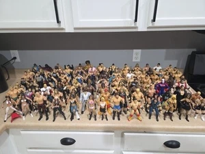 LOTE DE 100 FIGURAS DE LUCHA LIBRE WWF WWE ECW + SILLAS/CINTURONES - Imagen 1 de 8