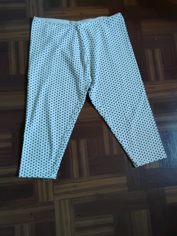 No Boundaries, Leggings Capri, Juniors Talla Mediana, Blanco con Lunares Negros. Foto 1 de 1