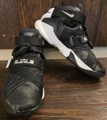 Nike Mens LeBron James Soldier IX 9 Shoes 749498-001 Size 9.5 Black White Silver - Image 1 of 4
