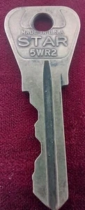 Chiave vintage in ottone STELLA per lucchetti WEISER marcati "5WR2 WR23 54WB" Appx 2-1/8" - Foto 1 di 3